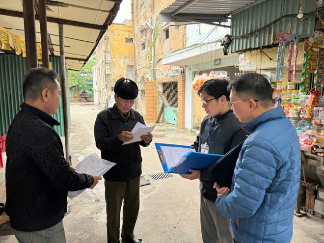 Các tổ công tác của phường bàn giao Quyết định đến từng hộ dân. Ảnh: Cổng TTĐT Hải Phòng