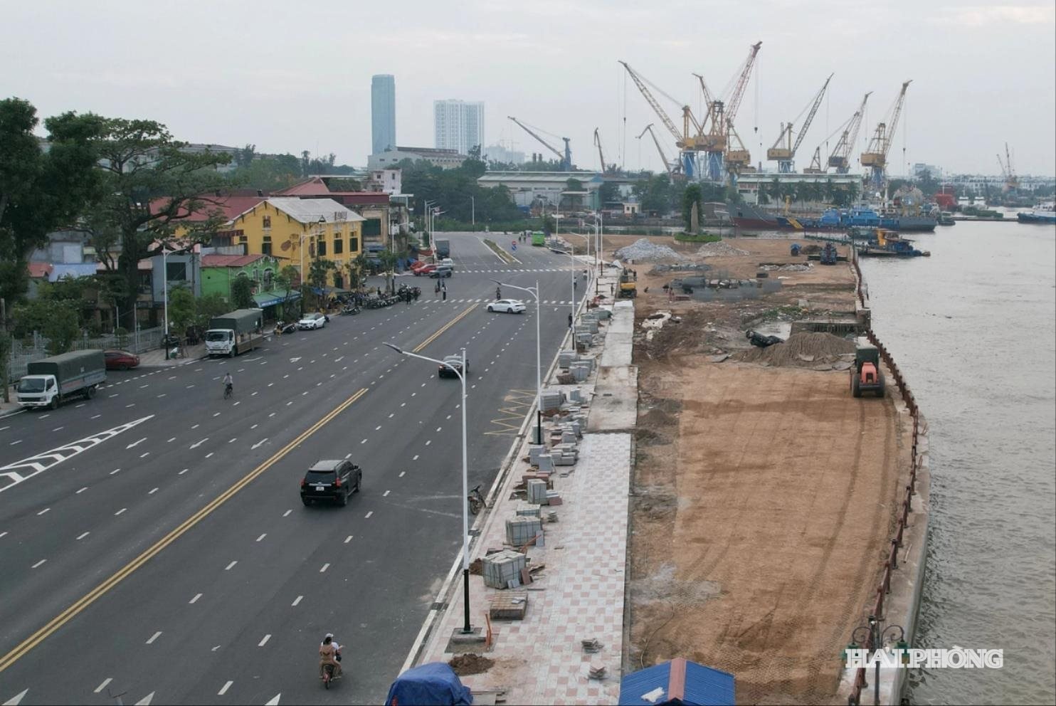 Người dân sinh sống bên sông Tam Bạc dõi theo từng ngày sự “lột xác” của tuyến bờ sông lịch sử gắn liền với quá trình hình thành và phát triển của thành phố Cảng.