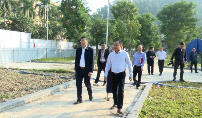 Phó Chủ tịch Thường trực UBND thành phố kiểm tra công tác giải phóng mặt bằng, giải ngân vốn đầu tư công các dự án trên địa bàn phường Kiến An và phường Phù Liễn. Ảnh: Cổng TTĐT phường Kiến An, Hải Phòng