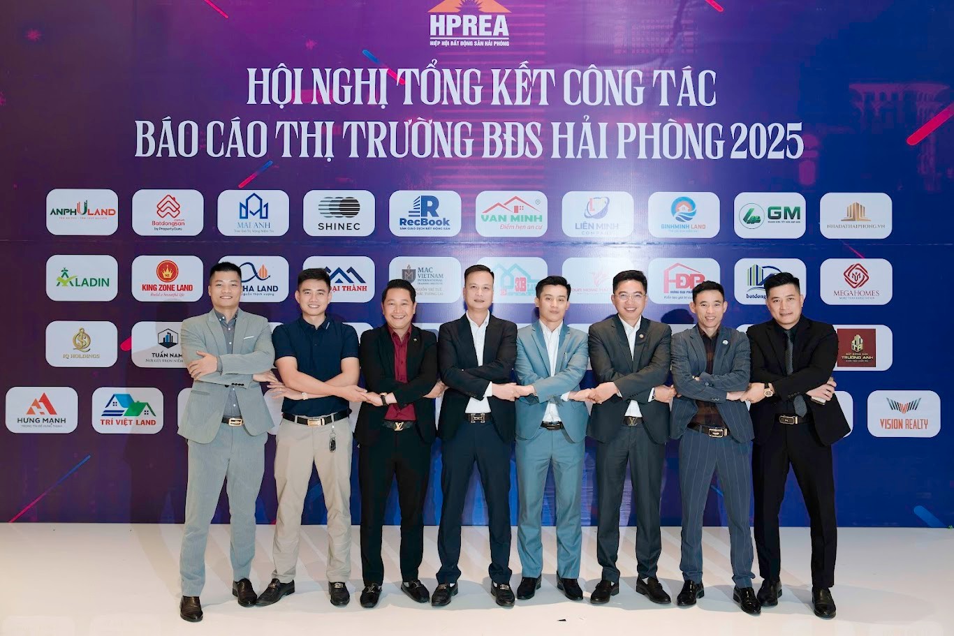Sự kiện không chỉ mang ý nghĩa tổng kết hoạt động năm 2025 mà còn là diễn đàn chiến lược, nơi hội tụ các doanh nghiệp, sàn giao dịch, nhà phát triển và lãnh đạo đầu ngành nhằm cùng nhìn lại thị trường, chia sẻ kinh nghiệm và thống nhất định hướng phát triển cho giai đoạn mới.